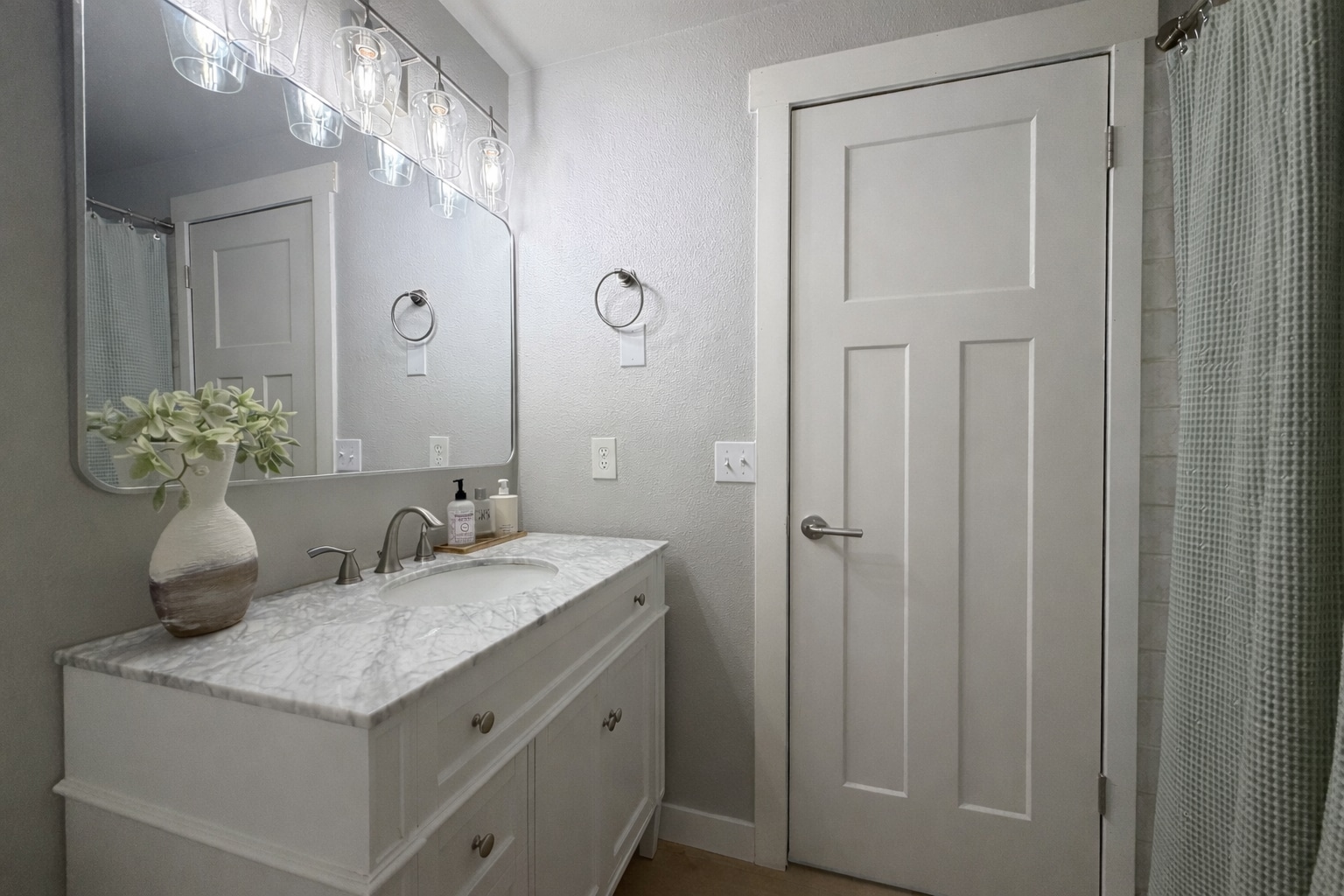 Building Photo - 2028 N Havichur Loop