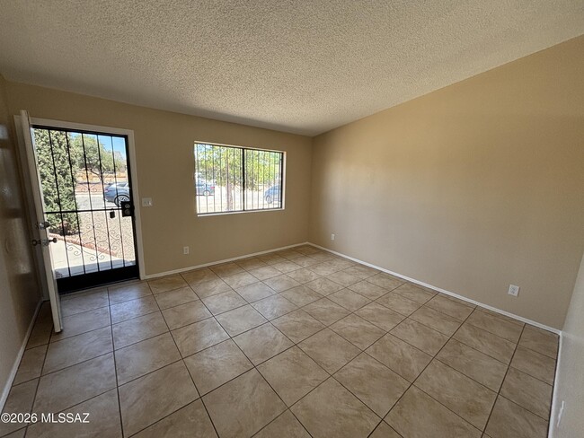 Building Photo - 1725 W Sauvignon Dr