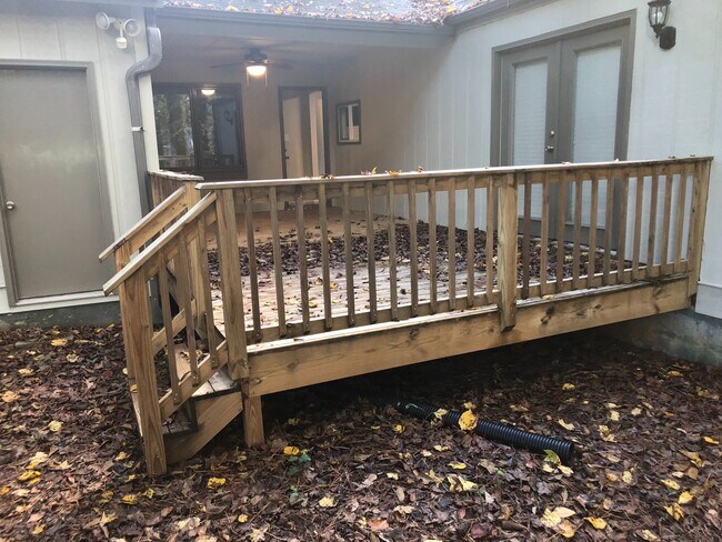 Building Photo - 3/2 Ranch w/ Large 2 Car Garage and Fenced in Backyard on Private Cul-De-Sac!