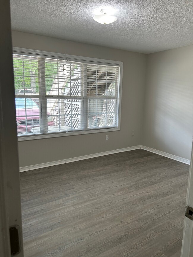 Building Photo - Gunn Road Apartments - Utilities Included!