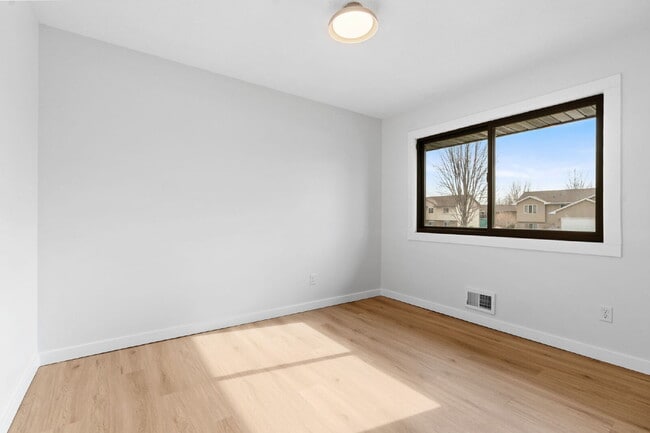 Building Photo - "Charming 4-Bedroom Home with Granite Elegance in Lino Lakes – 2584 Sq Ft of Comfort!"