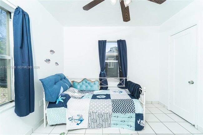 Building Photo - 1215 NE 127th St