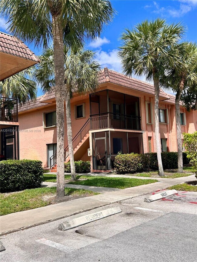 Building Photo - 215 Lakeview Dr