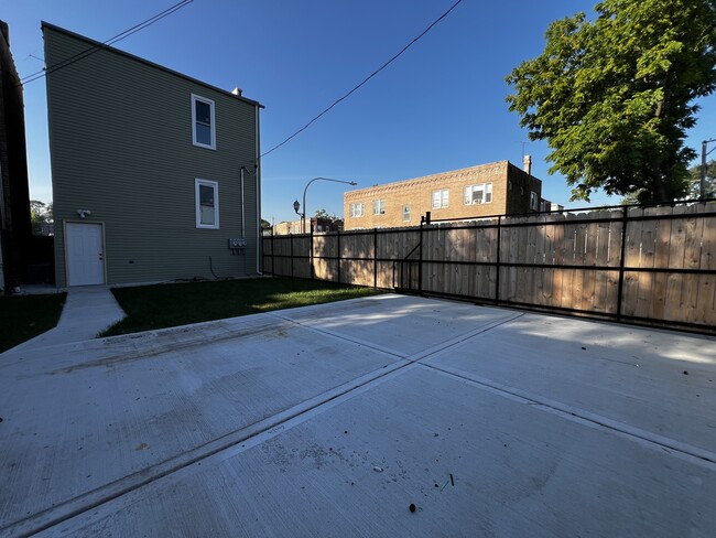 Building Photo - 4956 W Erie St