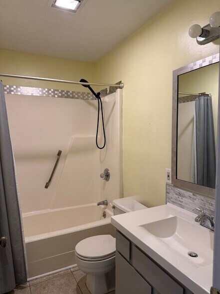Upstairs Bathroom - 1025 Carolina Rd