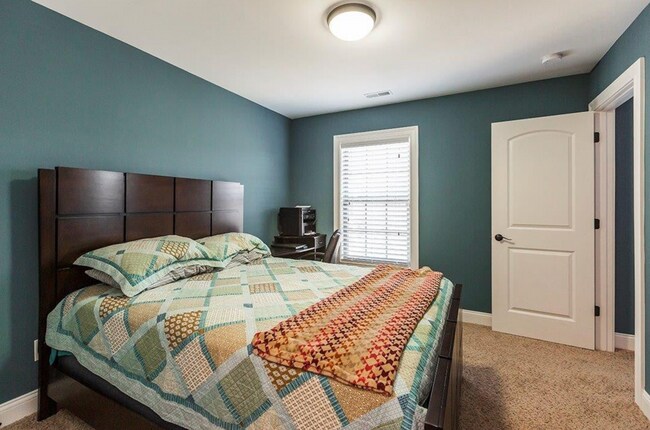 Building Photo - Beautiful corner-lot townhome in the heart of Beaumont Park