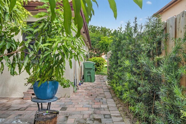 Building Photo - 3616 SE 2nd Dr