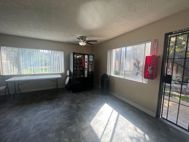 Building Photo - UPSTAIRS 1 BED 1 BATH w/ ONSITE LAUNDRY As...