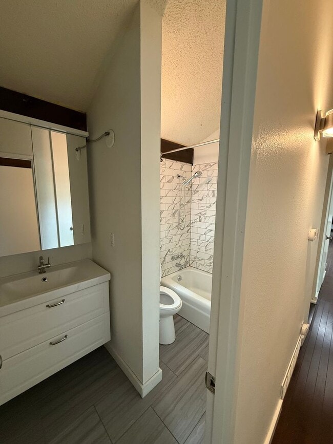 Building Photo - July 2026!!! Great house in S Boulder on q...