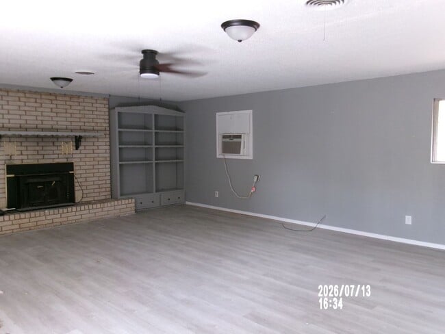Building Photo - Spacious home with lots of personality located in Lawton Heights