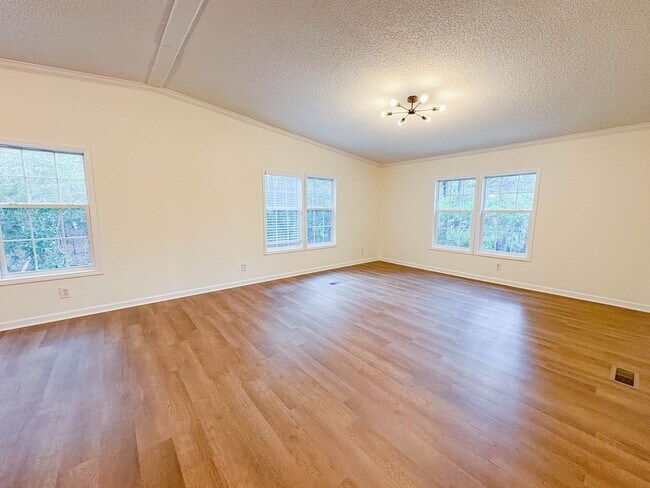 Building Photo - 4 Bedroom, 2 Bathroom: Pets Allowed!