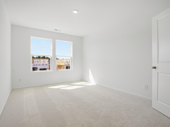 Building Photo - 214 Deercroft Dr
