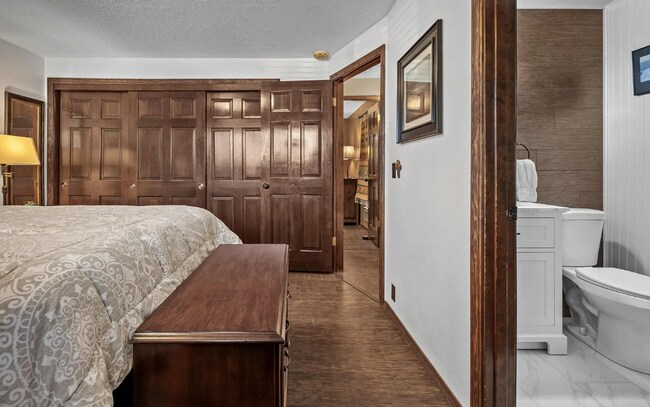 Building Photo - Charming Mid-Century Modern Ranch Home, 2 Bedroom 2 Bathroom, Lots Of Natural Lighting!