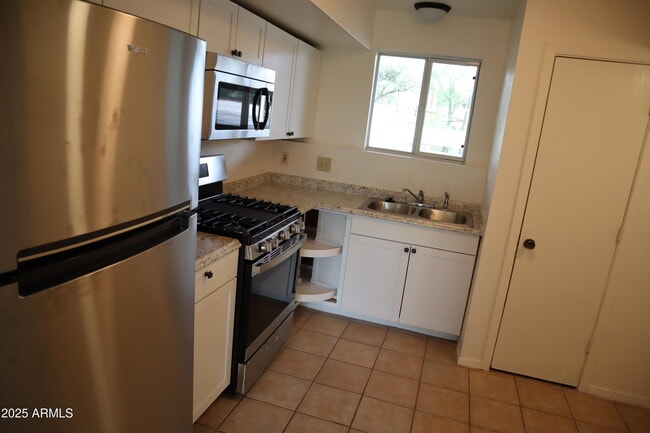 Building Photo - 4241 Plaza Oro Loma