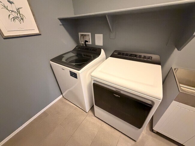 Building Photo - 2 Bed 2 Bath + Den Long-Term Rental in Anthem at Merrill Ranch!