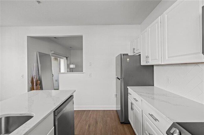 Building Photo - 106 E Mill St