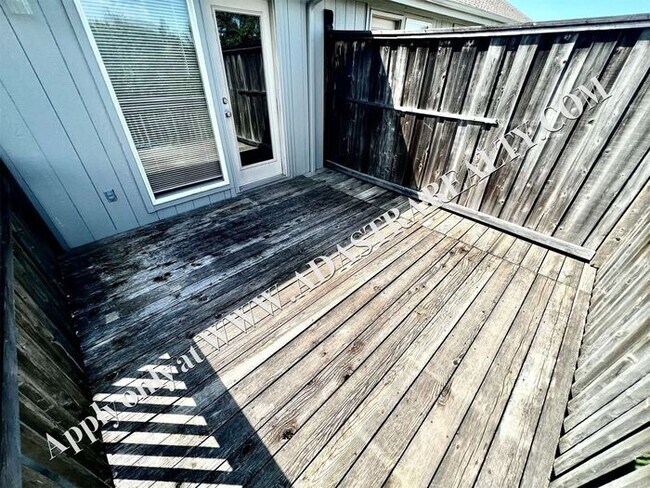 Building Photo - Spacious Shawnee Townhome 3 Bed/3 Bath-Available NOW!!