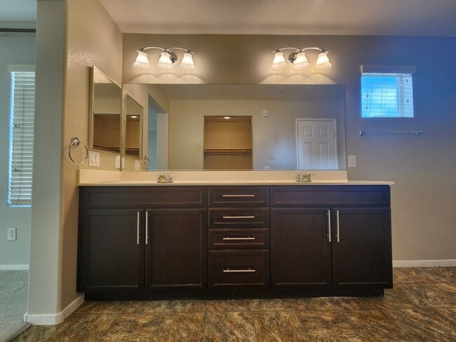 Building Photo - Unique condo with rooftop Strip Views and modern amenities.