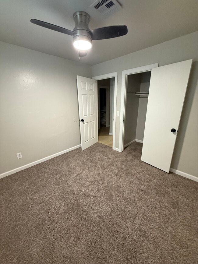 Building Photo - 917 Hillpoint Ln