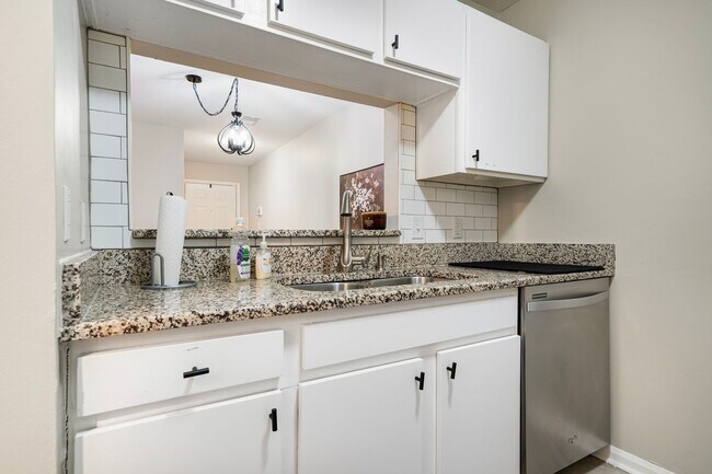 Building Photo - *PARK FLEX STAYS - FULLY FURNISHED* Welcome to your home base in South Durham!