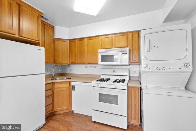 Building Photo - 6284 Rose Hill Dr