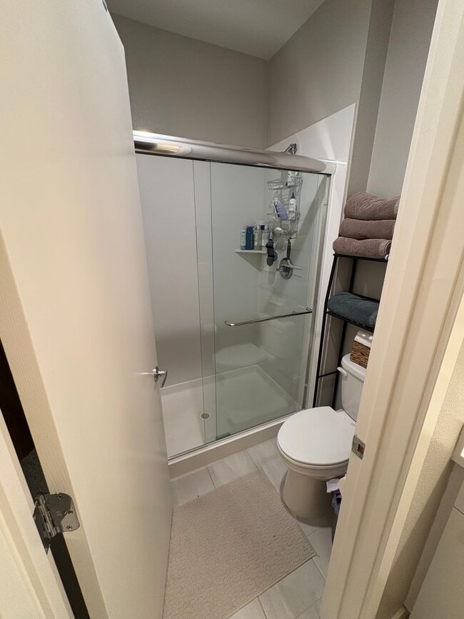 Building Photo - Modern 2-Bedroom Condo Near Downtown Sacra...