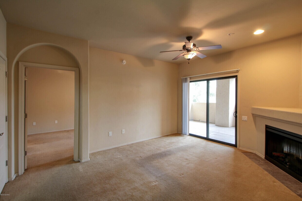 Living room - 2550 E River Rd