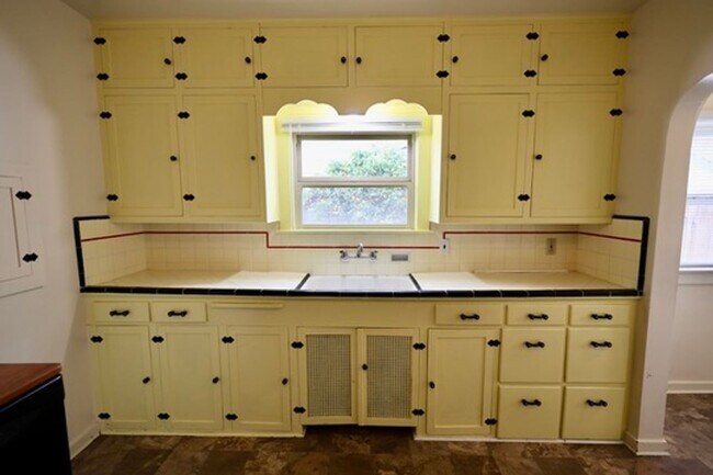 Building Photo - Available Now – Downtown Winters Bungalow