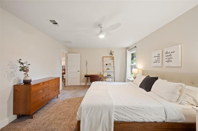 Building Photo - 4902 Pelham Dr