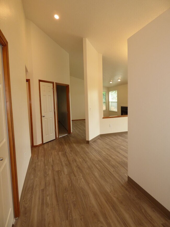 Building Photo - Rent Special: 1/2 Off August's Rent!! 3 bed 2 bath House in South Salem!