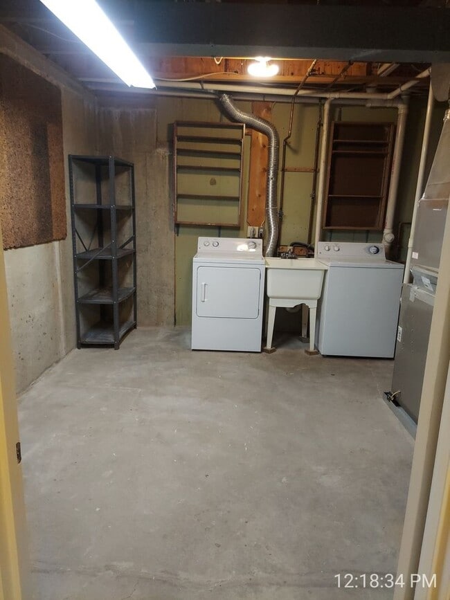 Building Photo - Spacious And Sun-Filled 3 Bedroom 2.5 Bath...