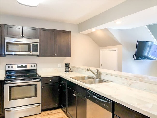 Building Photo - 5218 Beach Dr