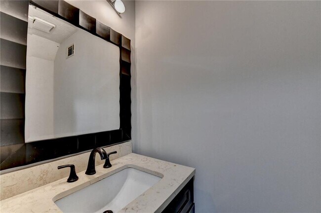 Building Photo - 1112 Ashbury Dr