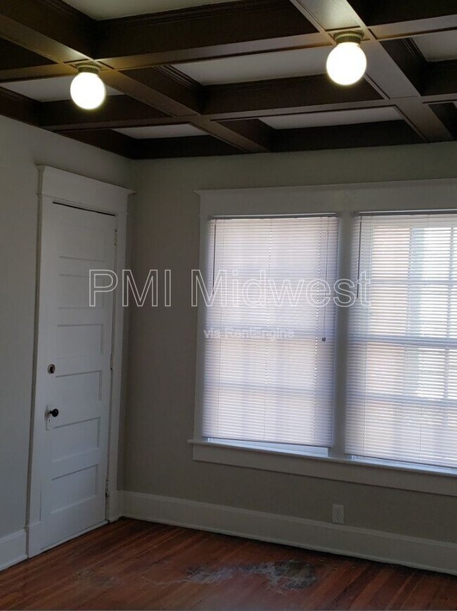 Building Photo - 125 E 17th St