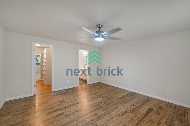Building Photo - Spacious 5-Bedroom Haven with 3 Full Baths in Redmond – Your Dream Home Awaits!
