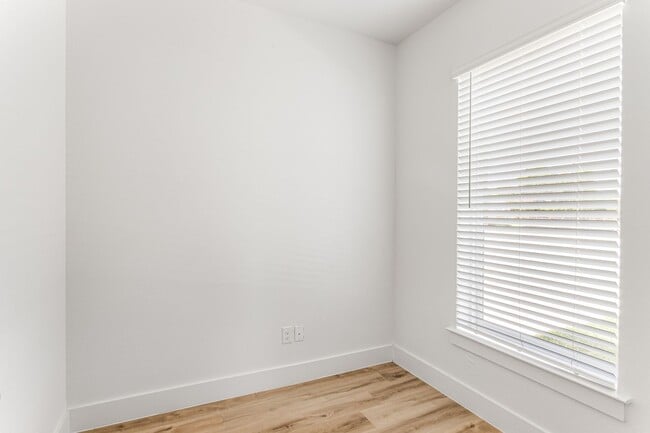 Building Photo - 2505 Benbrook Blvd