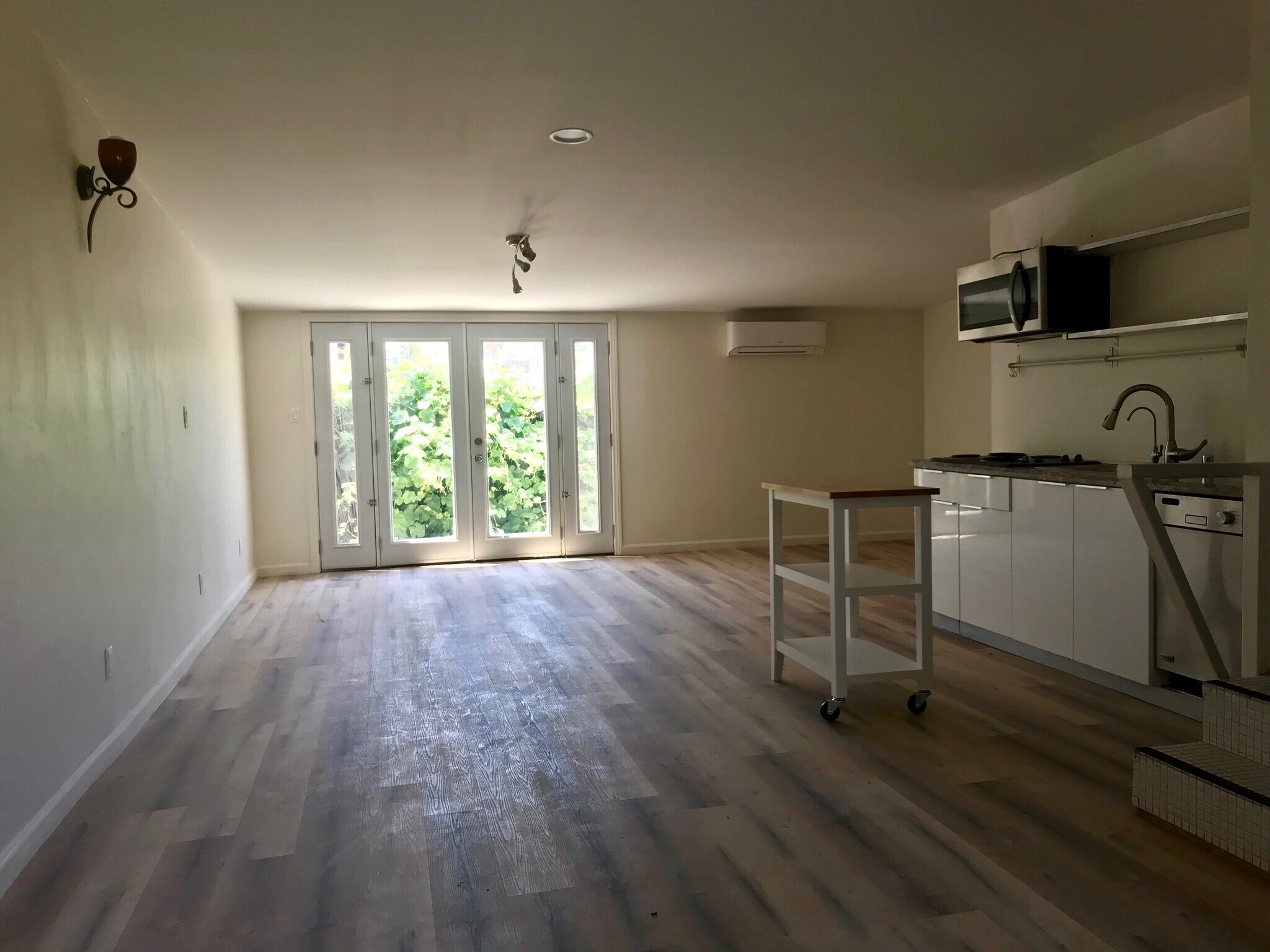 Full kitchen and new AC - 1237 N Commonwealth Ave