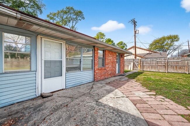 Building Photo - 2319 Blue Willow Dr