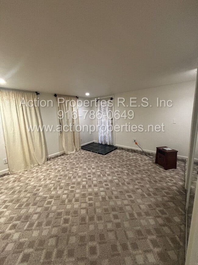 Building Photo - Central Roseville - 1 Bed, 1 Bath - New Flooring & Paint - Large Deck great for Entertaining!