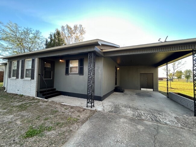 Building Photo - 825 David Ln