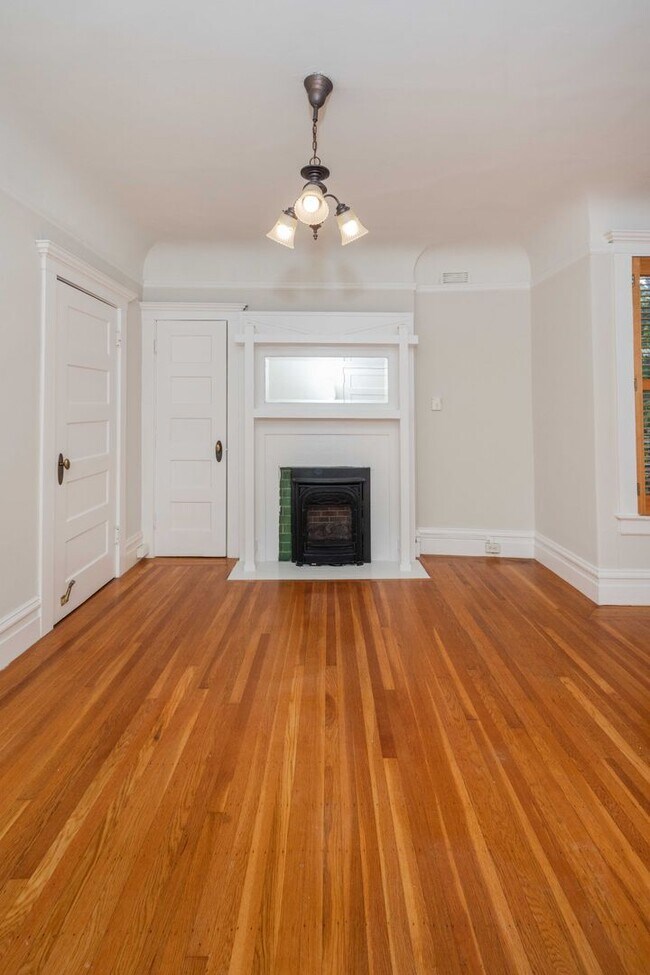 Building Photo - TOP FLOOR 1BR. Remodeled! W/D IN-UNIT! Dishwasher!