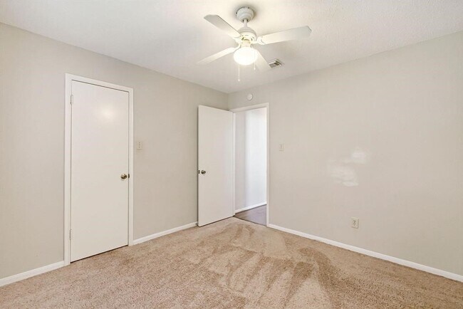 Building Photo - 2106 Rycroft Dr