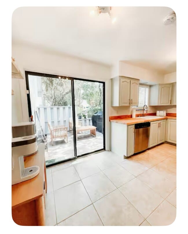 Building Photo - 4402 Sea Cove