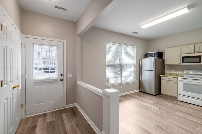 Building Photo - Spacious Townhome in Prime South Charlotte...