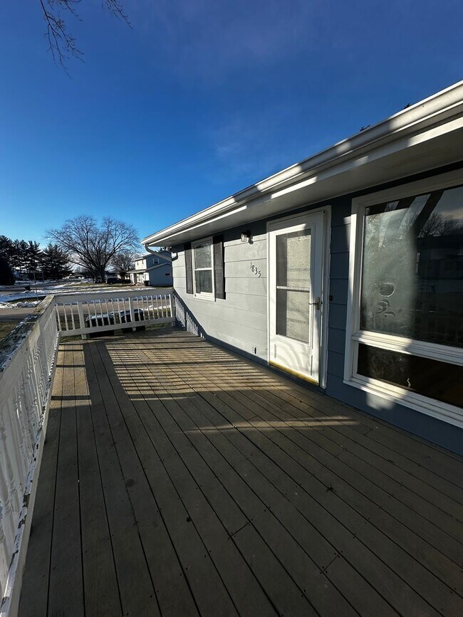 Building Photo - 1837-1837 Post Rd