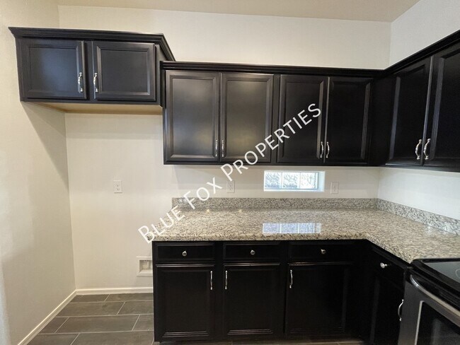 Building Photo - 8721 N Black Pine Dr