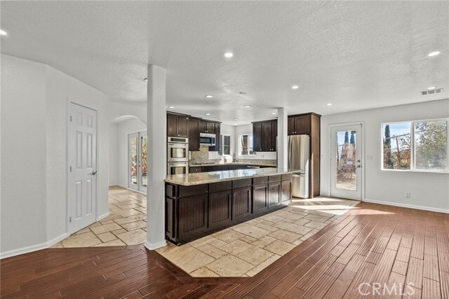 Building Photo - 1138 Lakeview Dr
