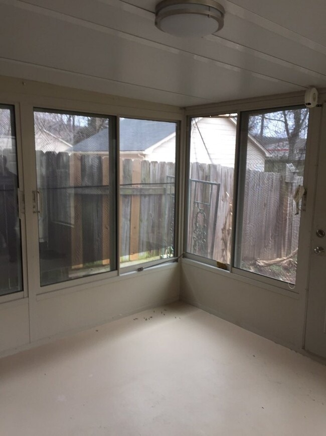 Building Photo - Gorgeous Updated 2BR 3BA Town house