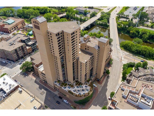 Building Photo - 20 NE 2nd St