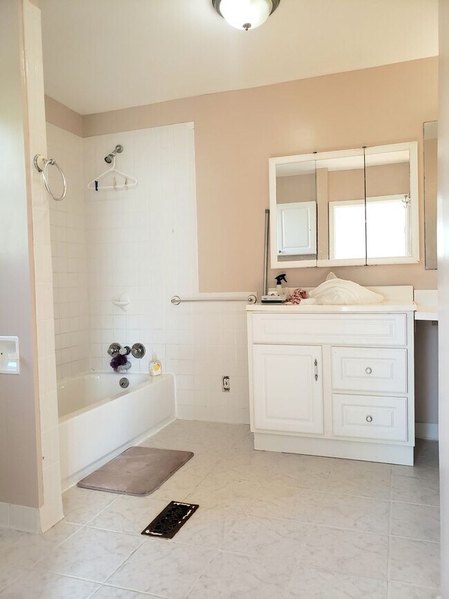 Building Photo - 3 BDRM, 2 BA Rambler w/ Basement - Great l...